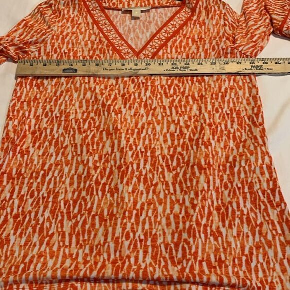 Michael Kors Size Medium three-quarter sleeve top.  Orange & white v-neck - Picture 6 of 9